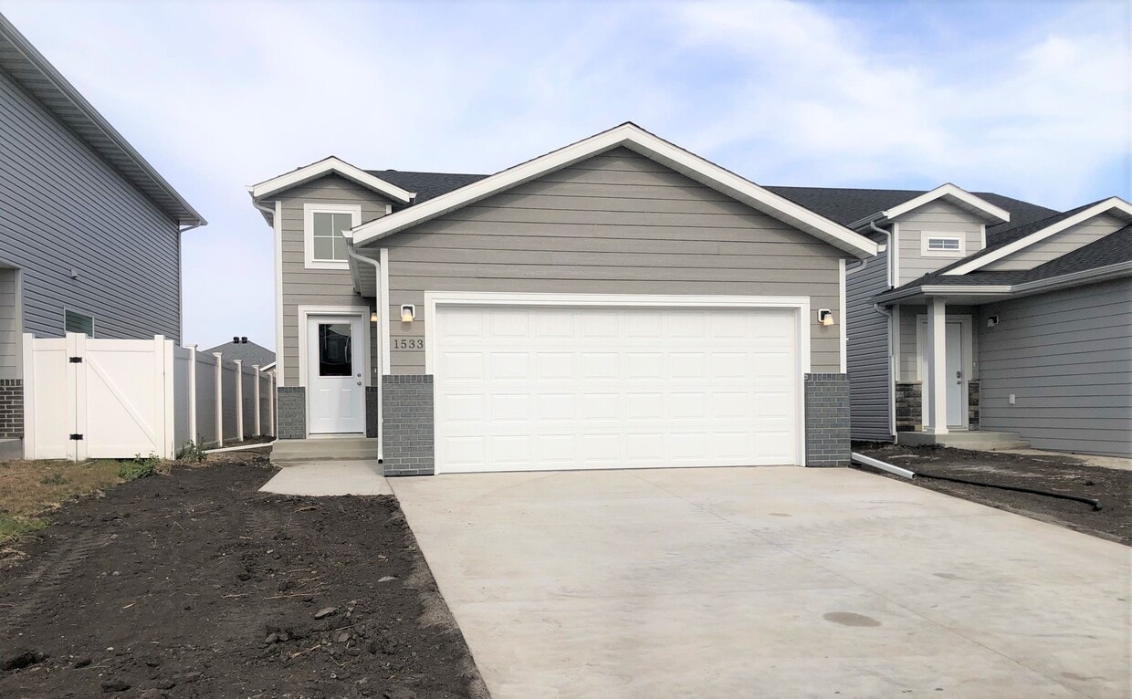 1533 69th Ave S, Fargo, ND 58104 House Rental in Fargo, ND