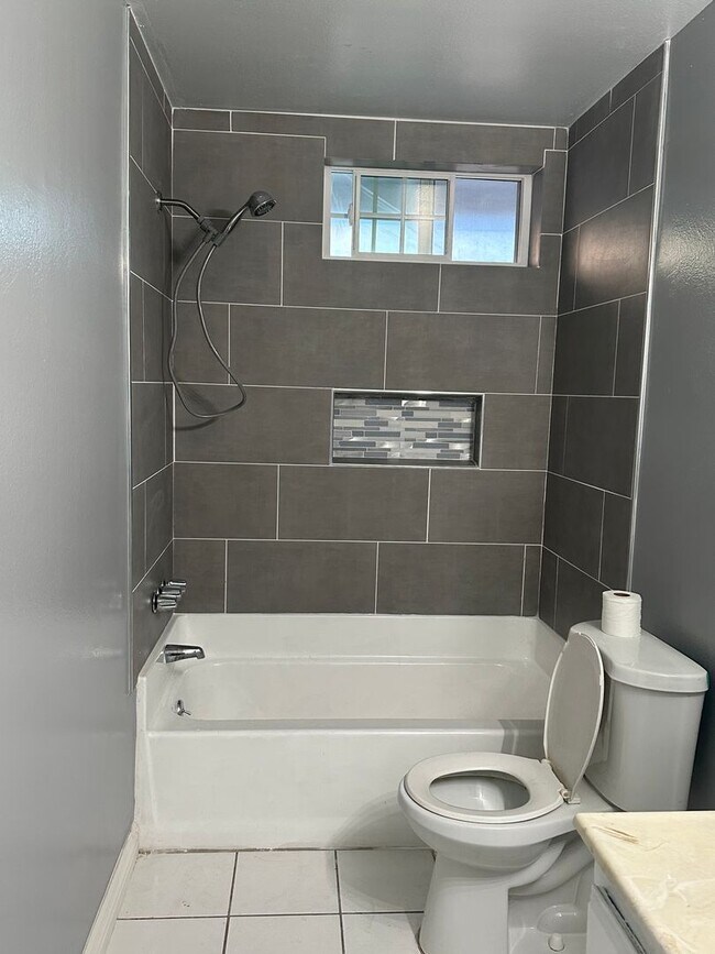 Foto del edificio - Luxurious 3-Bedroom Home with Detached Garage and New Updates in San Bernardino