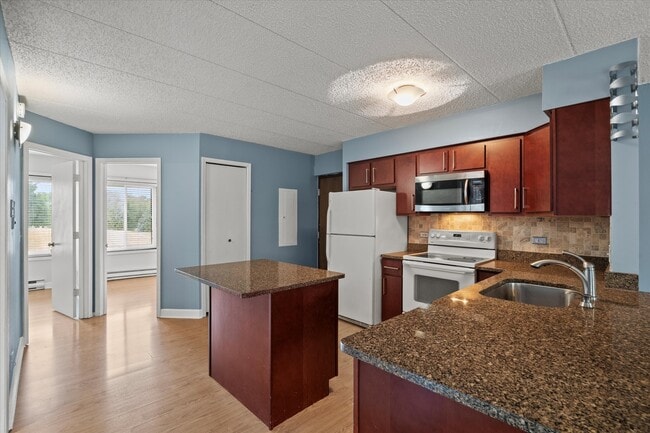 Foto del edificio - 708 Briar Hill Ln