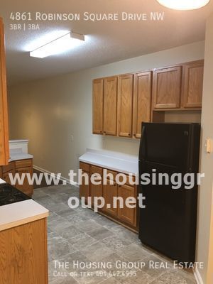 Building Photo - Ready Now!!  End unit townhome in quiet co...