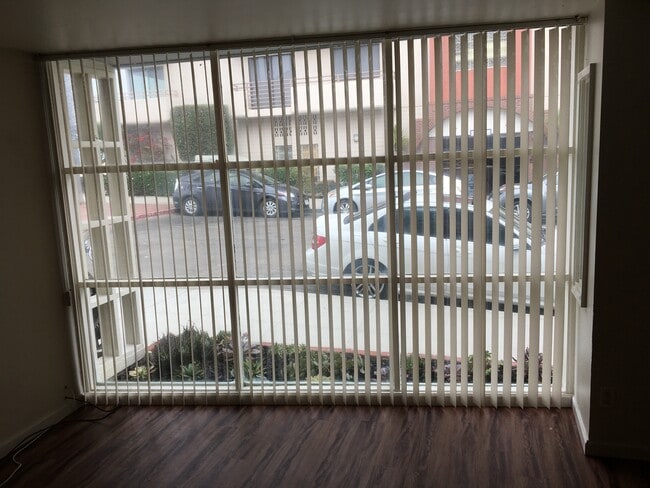 front window & vertical blinds - 4 62nd Pl