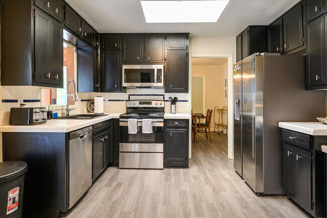 Foto del edificio - 2450 Weatherford Ct