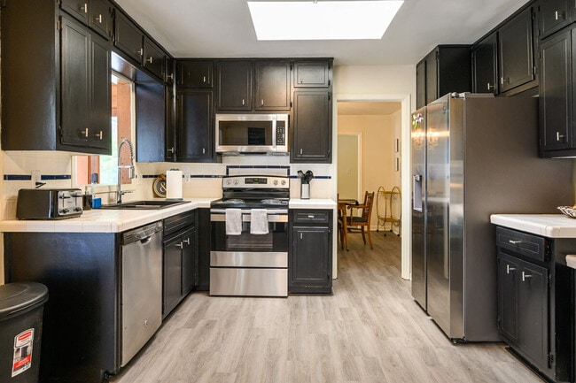 Building Photo - 2450 Weatherford Ct