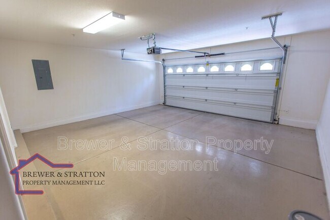 Building Photo - 900 S 94th St