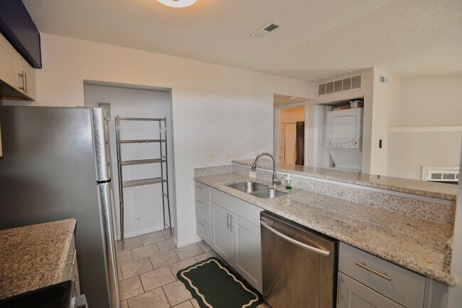 Foto del edificio - First Floor Condo in Norfolk