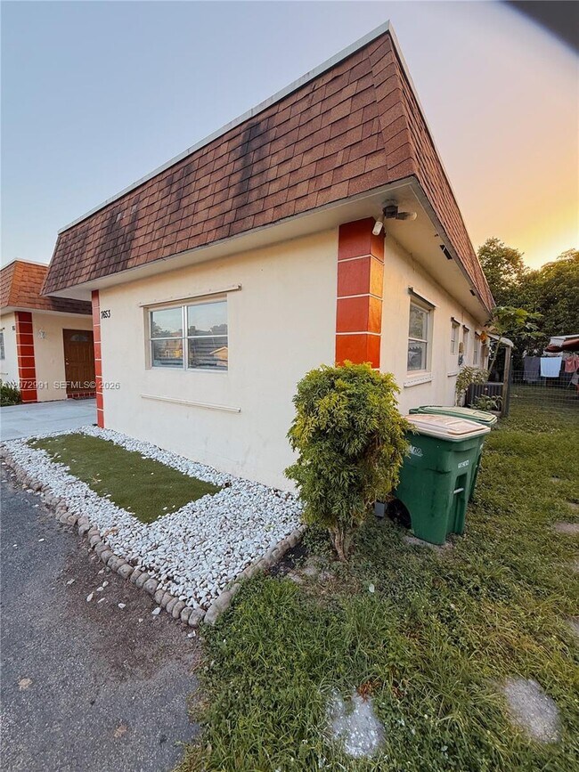 Foto del edificio - 7653 NW 74th Ave