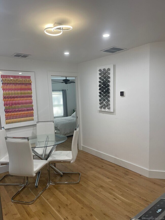 Foto del edificio - 459 Blatchley Ave