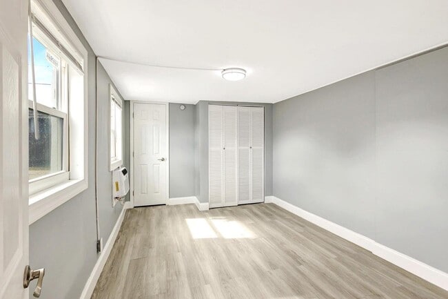 Foto del edificio - 3706 Roseland Dr
