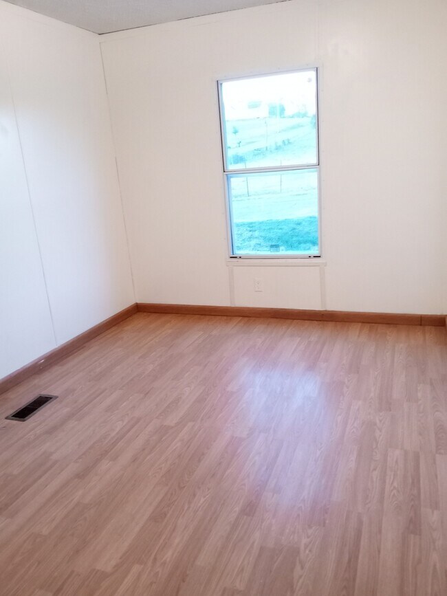 Building Photo - 7295 St Clair Rd