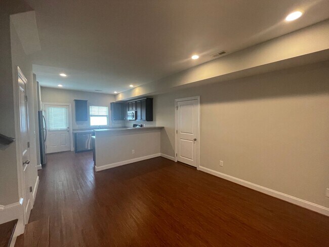 Building Photo - Student Friendly 3 Bedroom Single Family Home