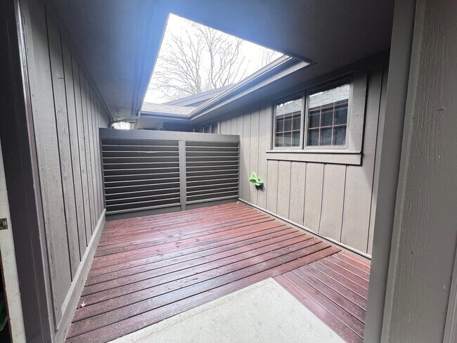 Building Photo - Move in ready condo NE side of Grand Rapid...