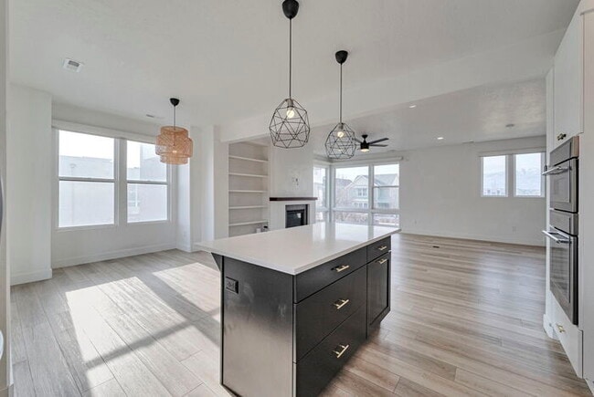 Foto del edificio - Executive 3 story Townhouse in Downtown Daybreak