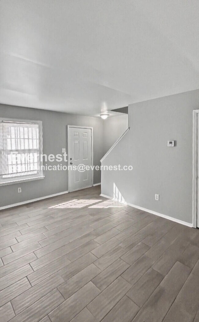 Building Photo - Townhome with Modern Amenities and Off-Street Parking