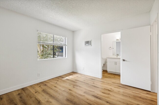 Building Photo - Valle at 9151 Kenwood