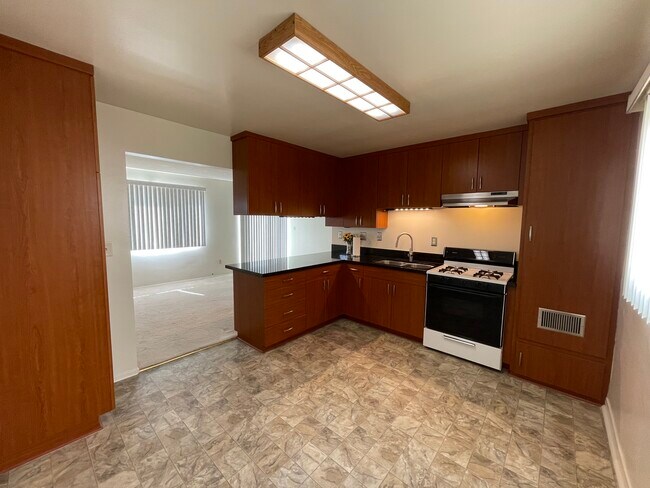 Kitchen - 1915 Ruhland Ave