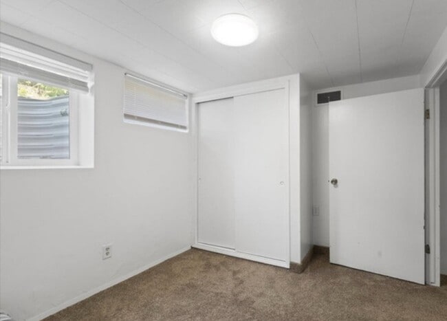Building Photo - 376 Lauralin Dr
