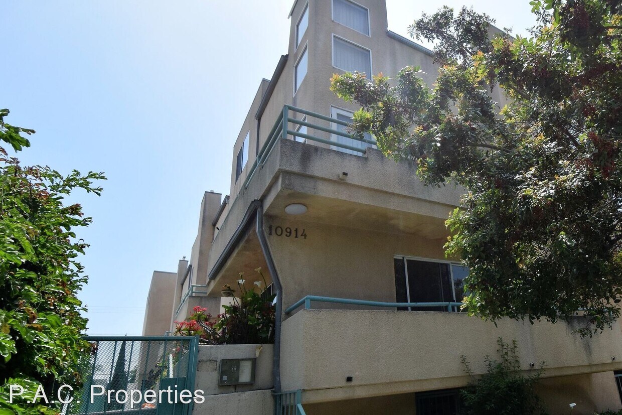2 br, 2 bath Apartment 10914 Camarillo S... Room for Rent in Los