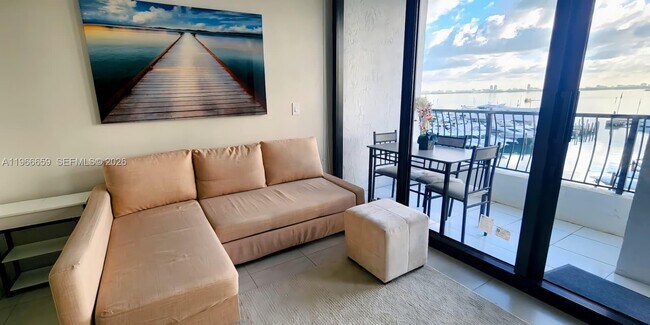 Foto del edificio - 555 NE 15th St