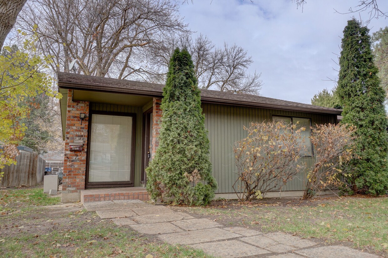 Foto principal - 2 bedroom, 1 bath duplex in the North End.