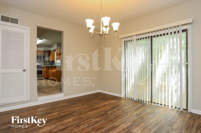 Foto del edificio - 1083 Forest Heights Rd