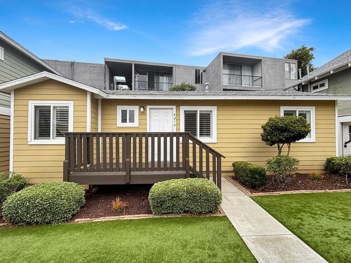 Foto principal - Charming 2BD/1BA Detached Condo in Univers...