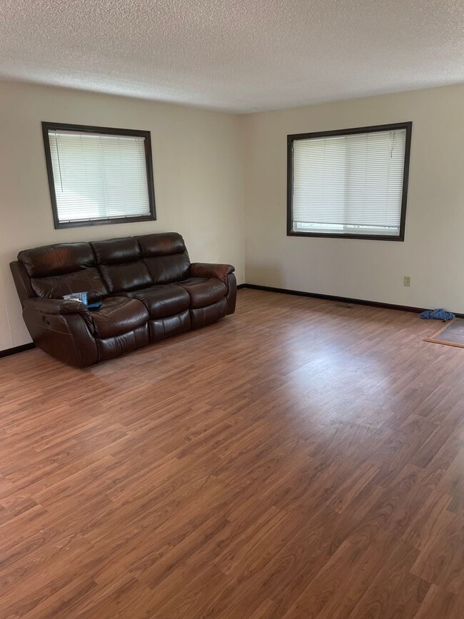 Foto del edificio - Spacious 4 bed 1.5 Bath Ranch-Style Home i...