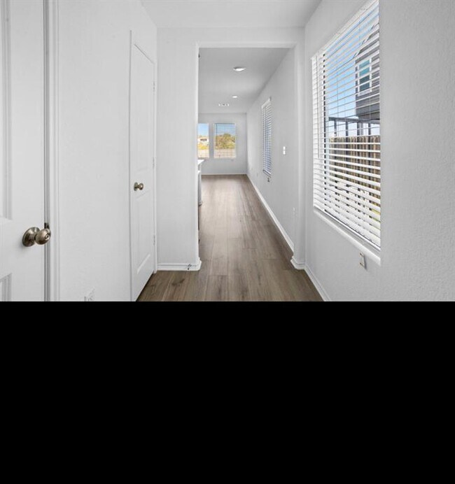 Foto del edificio - 7300 Sparkling Light Dr