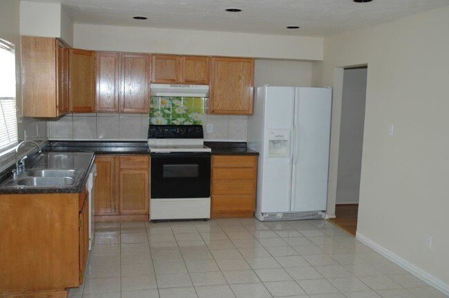 Building Photo - 10325 Huntington Place Dr