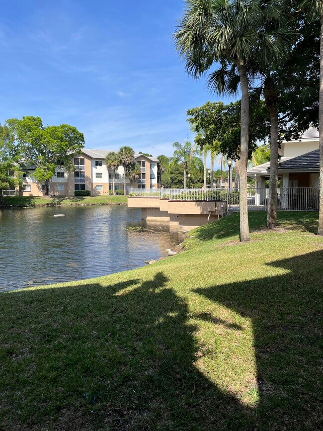 Building Photo - 9977 Westview Dr