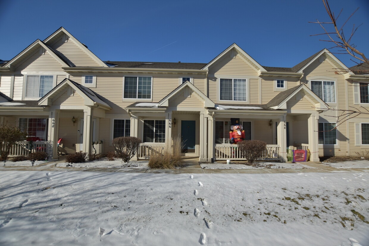 666 Lincoln Station Dr, Oswego, IL 60543 House Rental in Oswego, IL