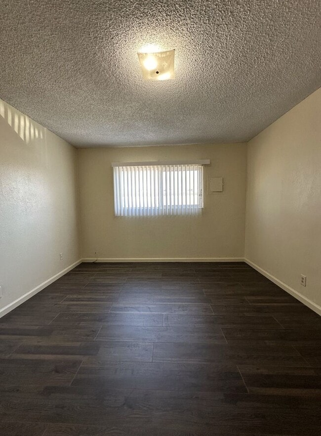 Building Photo - 2418