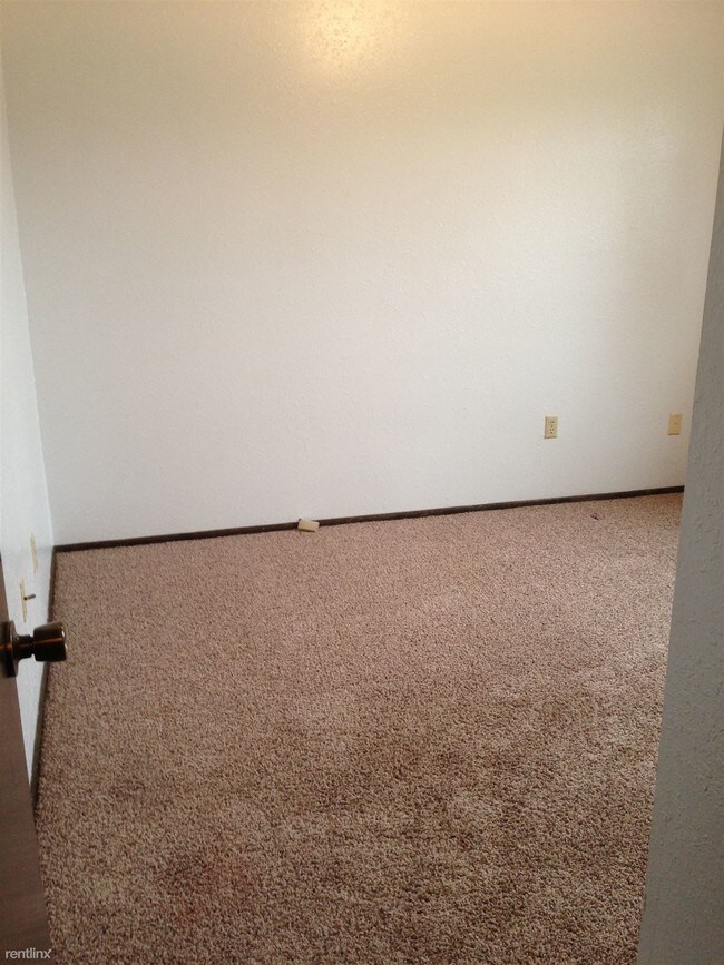 Building Photo - 2 br, 1 bath Apartment - 411 15th Ave NE
