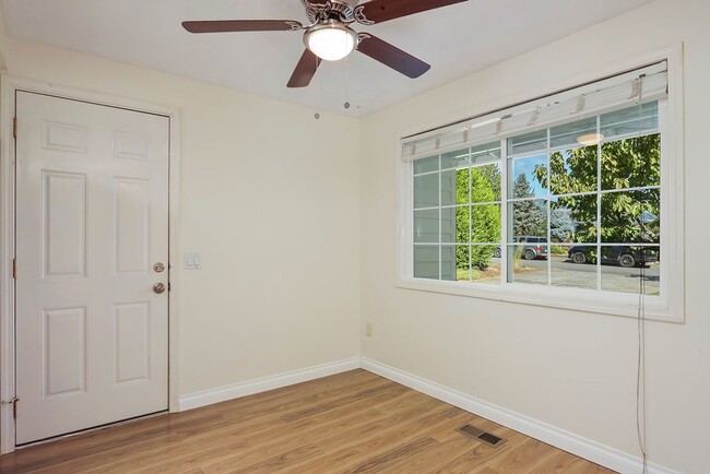 Foto del edificio - 3 Bedroom Home For Rent In Hood River