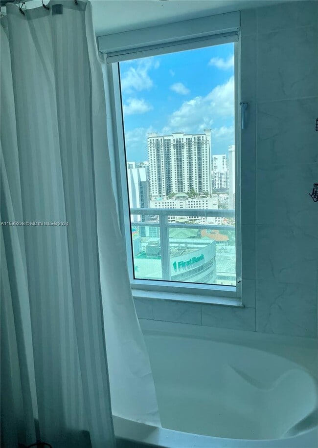Building Photo - 950 Brickell Bay Dr