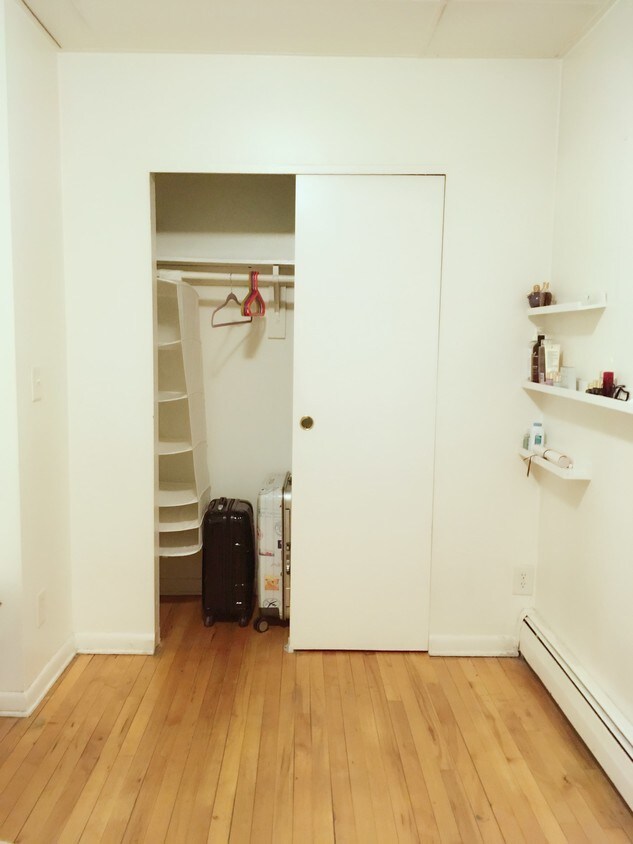 armario en la habitación - 59 13th St
