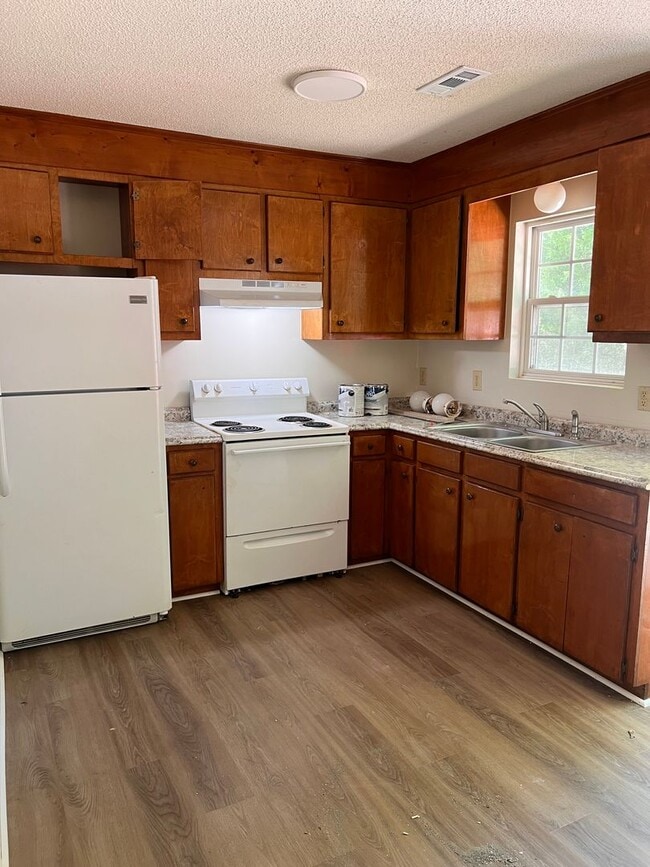 Building Photo - Two bedroom Two bathroom Duplex