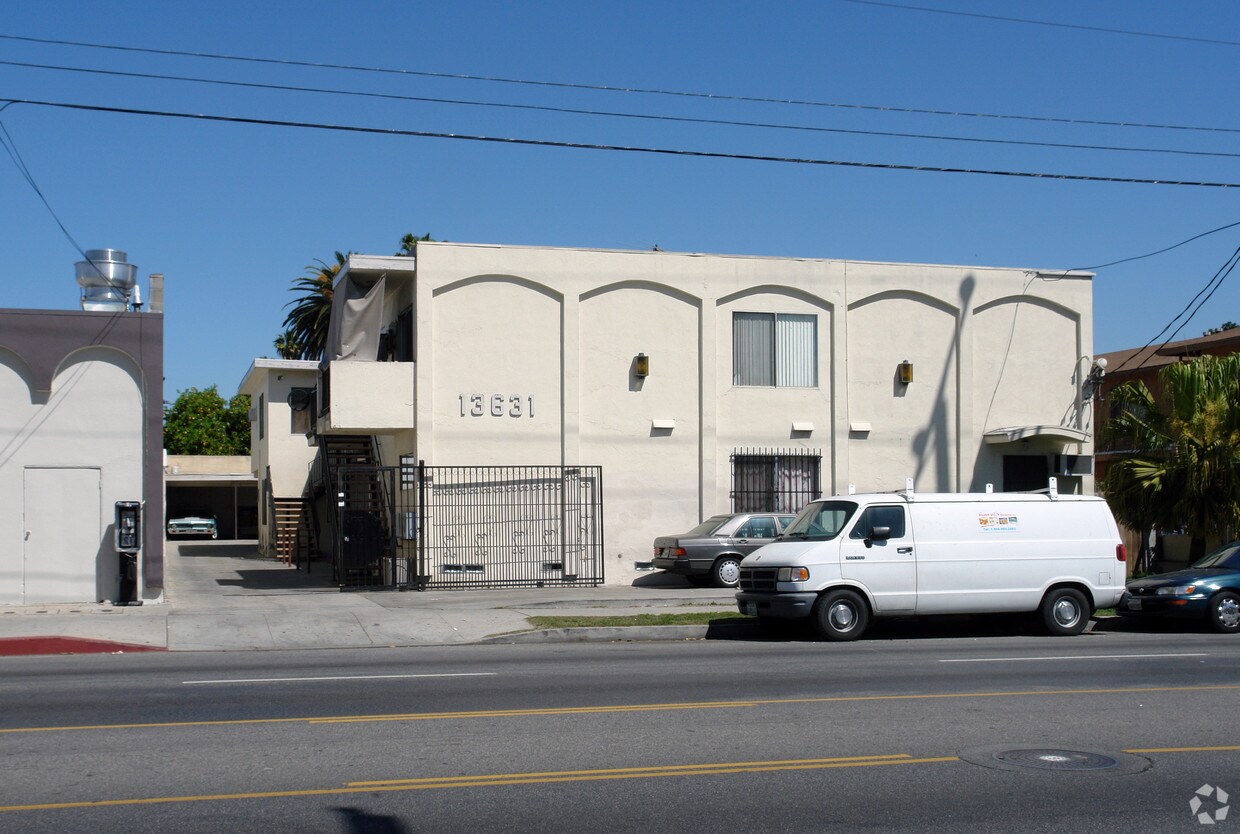 Foto principal - 13631 Vanowen St