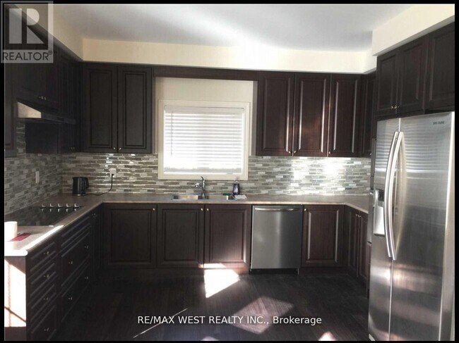 Photo du bâtiment - 3052 Max Khan Blvd