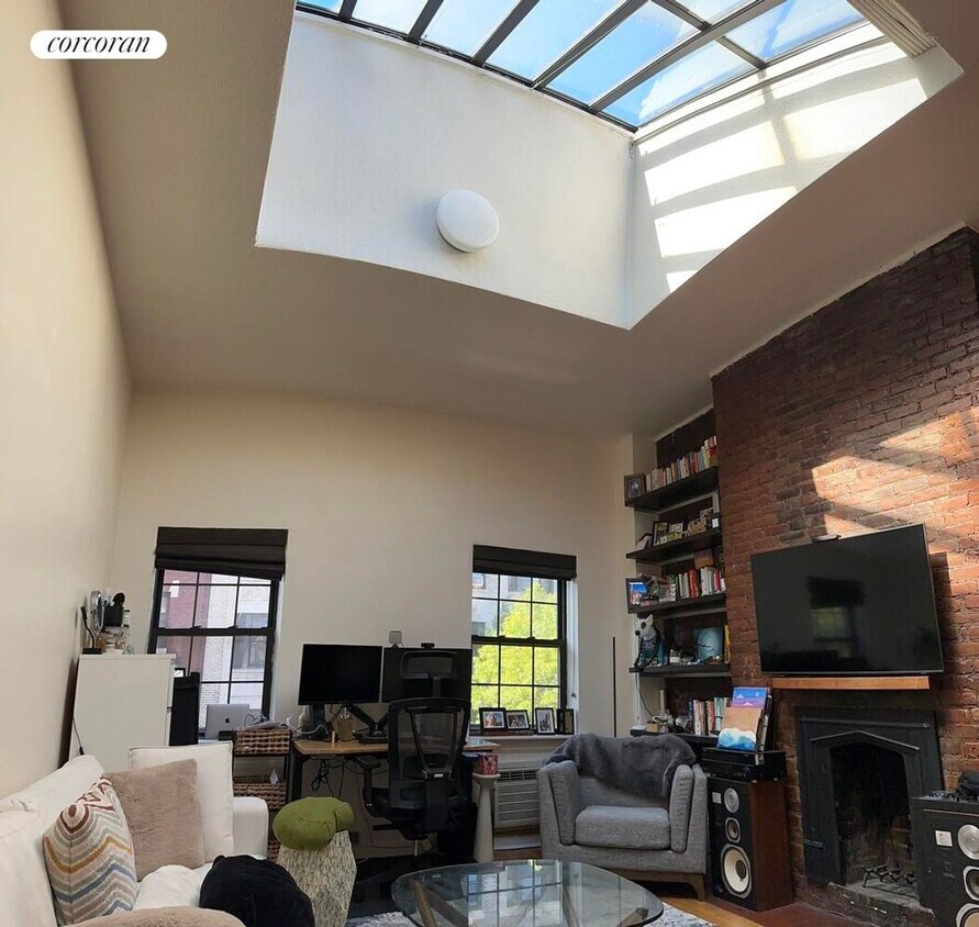 Foto principal - 213 W 21st St