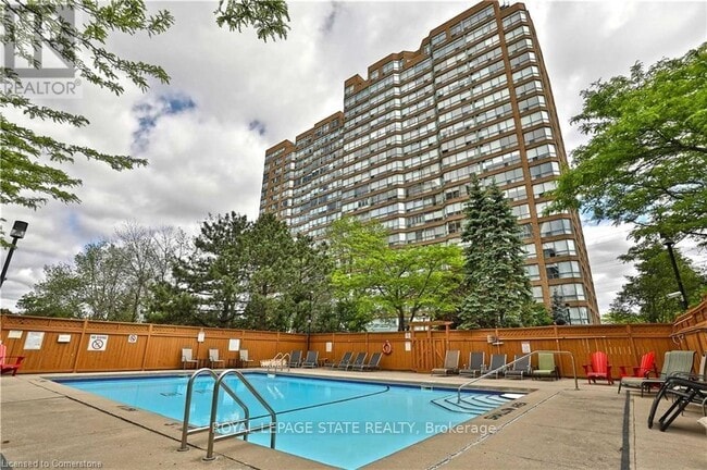 Building Photo - 1270-1270 Maple Crossing Blvd