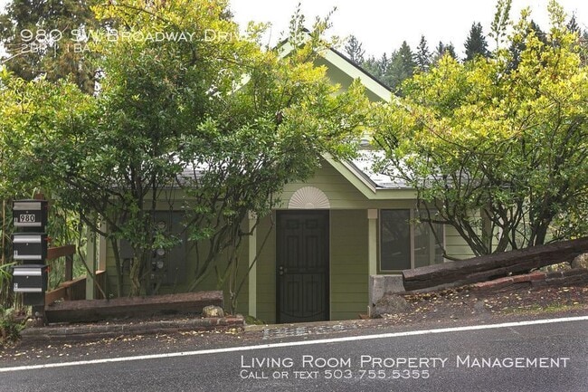 Building Photo - Stunning Remodeled Oasis in the Trees
