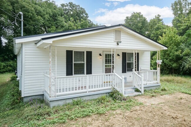 Foto del edificio - Three Bedroom Home!