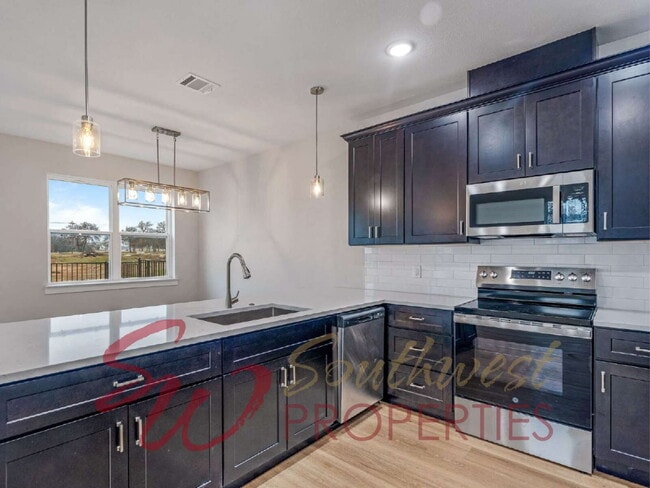 Foto del edificio - Gorgeous 3 bedroom townhome with a quick, easy walk to TSU campus!