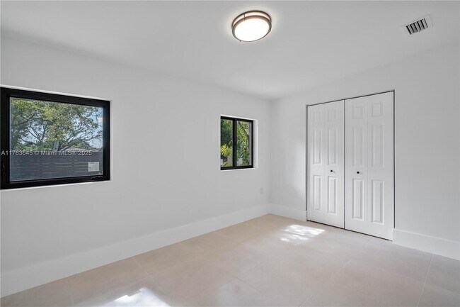 Foto del edificio - 490 NE 141st St