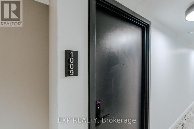 Building Photo - 3009-3009 Novar Rd