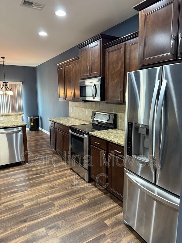 Foto del edificio - 451 Riverdale Rd