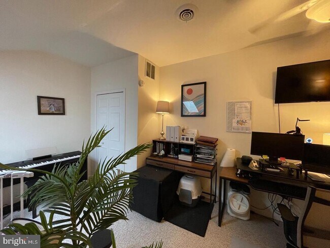 Foto del edificio - 6056 Essex House Square