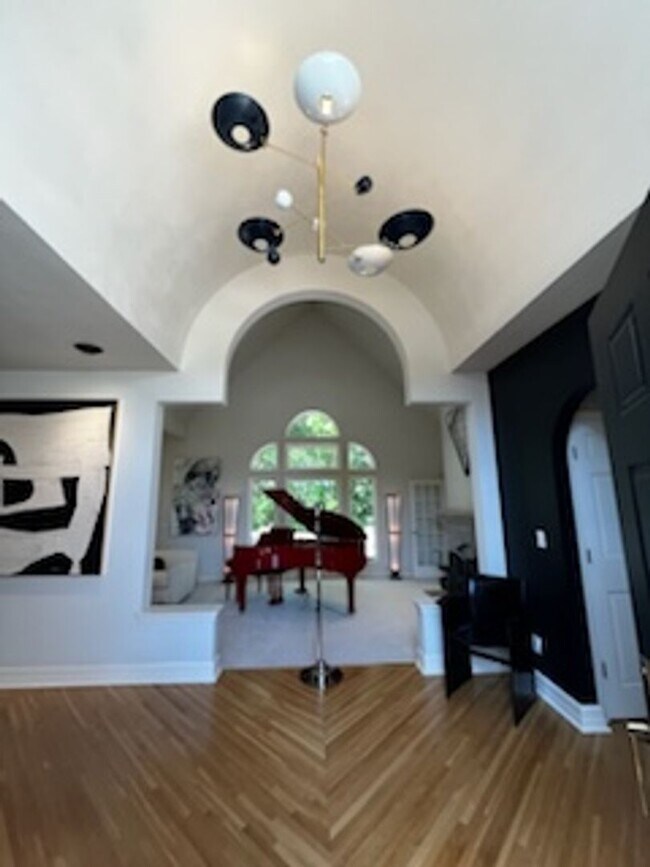 Building Photo - Stunning Custom Built Home with ALL Utilit...