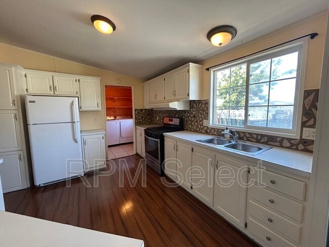 Foto del edificio - 554 Sanford Ave