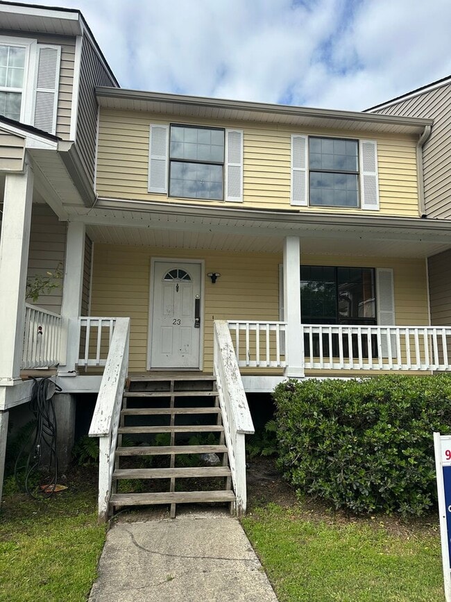 Building Photo - 912 Pineland Ave